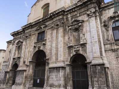 Via Nazareth finisce all'incrocio con via Cialdini, dinanzi alla chiesa del Monte di Piet�. La struttura nacque nel XVII secolo come convento gesuita, per poi essere assegnata durante il Regno di Napoli alla confraternita laica con fini benefici del Real Monte di Piet�